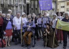 3 - Après la messe, sur le parvi
