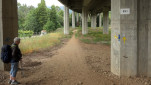 12 - Passage sous un pont d'autoroute