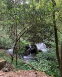 11 - Le chemin borde une rivière et ses cascades